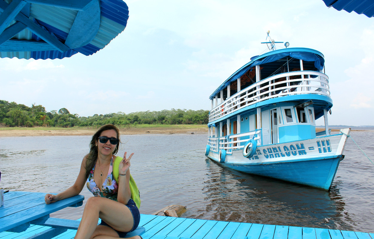 passeio de barco pelo rio amazonas em manaus